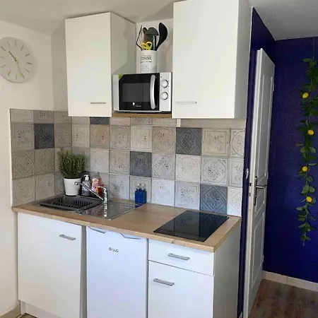 Les Pieds Dans L'eau Apartment *